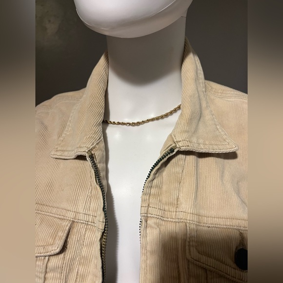 Abercrombie & Fitch - Picture 11 of 11